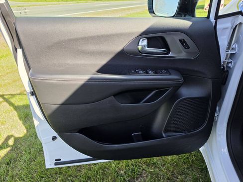 Used 2025 Chrysler Pacifica Select FWD image 7
