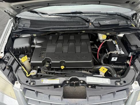 Used 2010 Chrysler Town & Country Touring FWD image 17