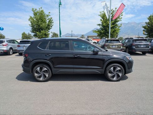 Used 2025 Volkswagen Taos SE AWD/4WD image 2
