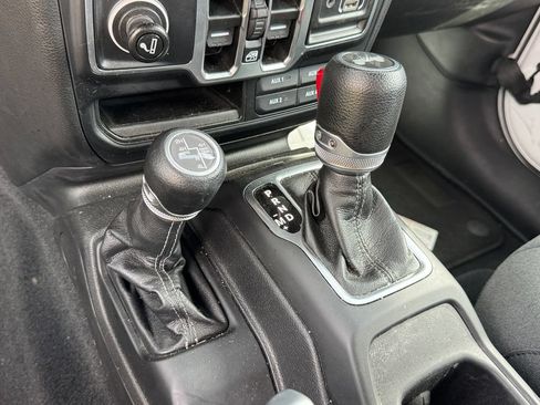 Used 2024 Jeep Wrangler Unlimited AWD/4WD image 9