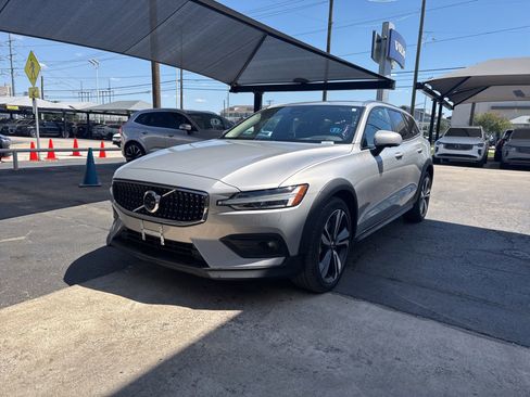 Used 2025 Volvo V60 B5 Cross Country Plus AWD/4WD image 1
