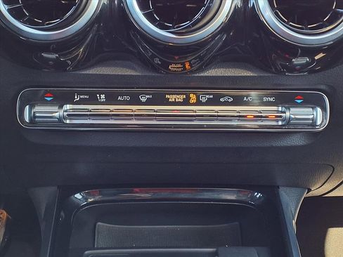 Used 2023 Mercedes-Benz GLB 250 4MATIC w/ Premium Package image 30