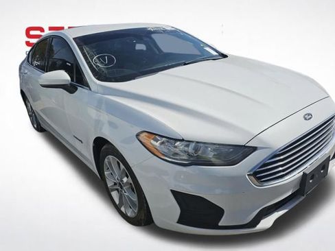 Used 2019 Ford Fusion SE FWD image 2