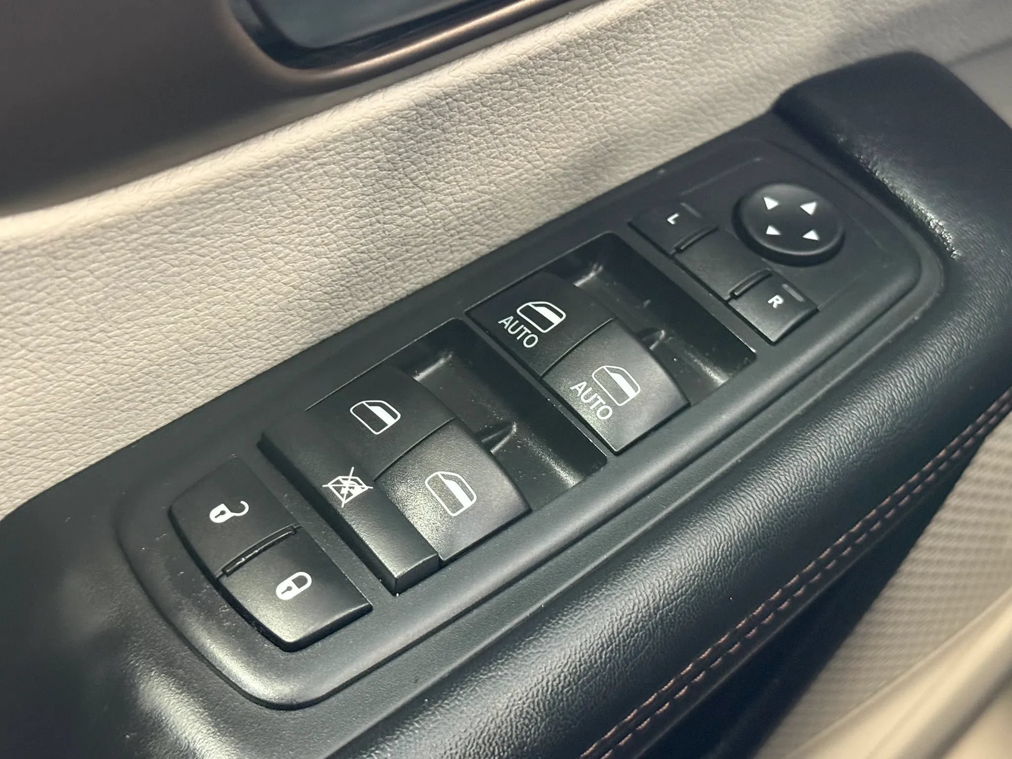 Used 2018 Chrysler Pacifica Touring Plus w/ Tire & Wheel Group FWD image 24
