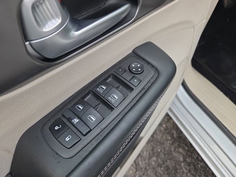 Used 2024 Chrysler Pacifica Touring-L image 17