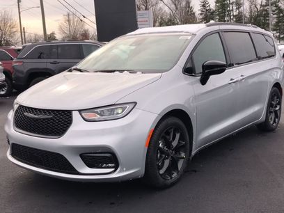 New 2026 Chrysler Pacifica Select