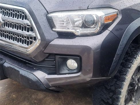 Used 2017 Toyota Tacoma TRD Off-Road AWD/4WD image 8