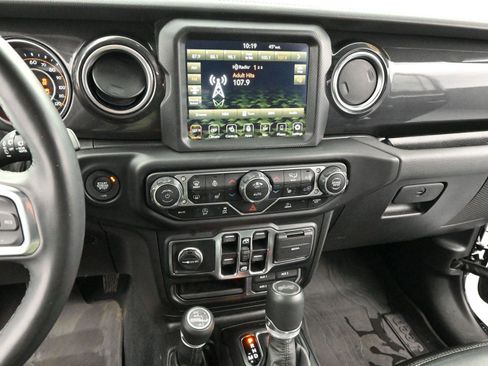 Used 2022 Jeep Wrangler Unlimited Sahara image 19