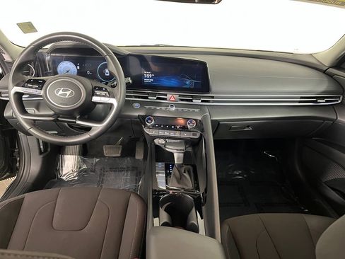 Used 2025 Hyundai Elantra SEL image 18