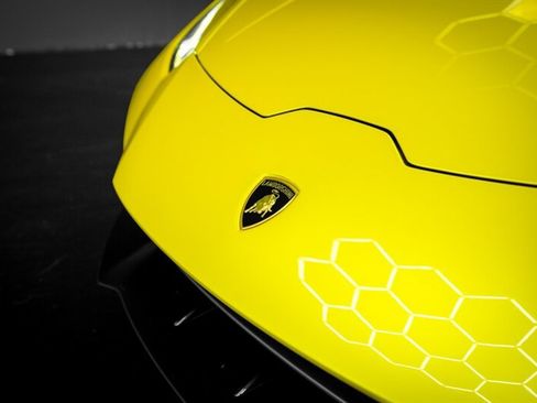 Used 2020 Lamborghini Huracan EVO image 32