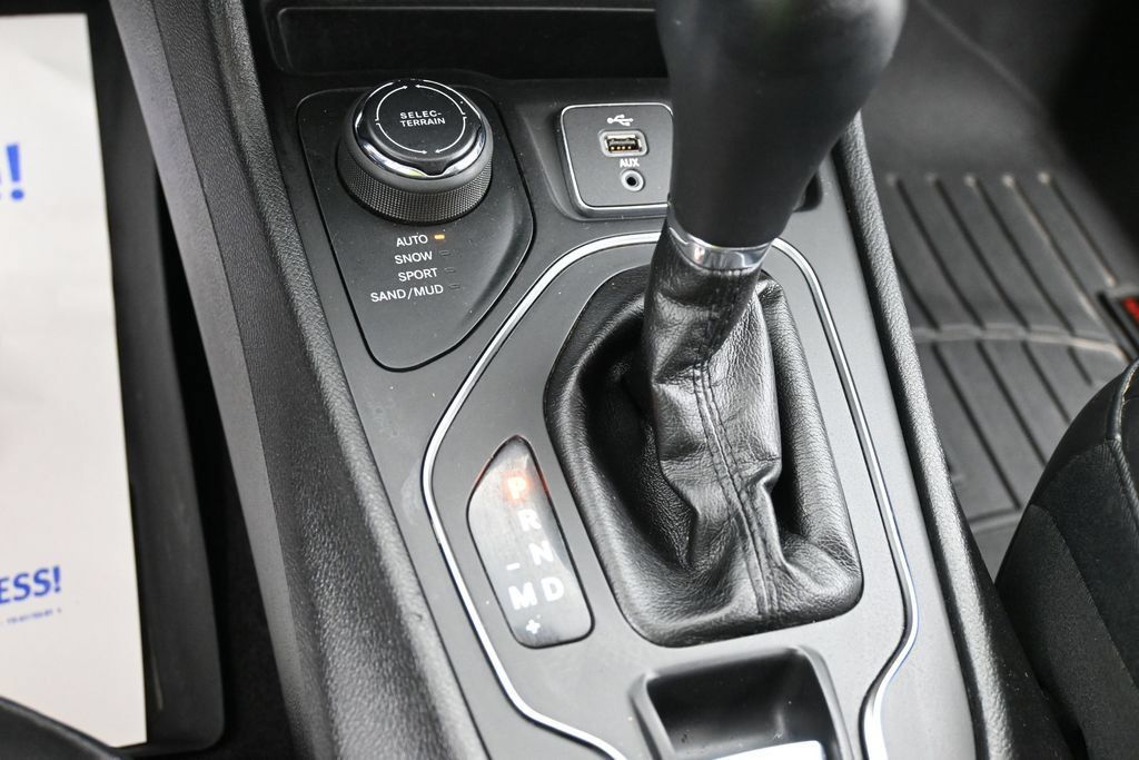 Used 2019 Jeep Cherokee Latitude Plus w/ Cold Weather Group AWD/4WD image 12