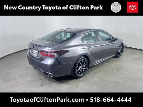 Used 2023 Toyota Camry SE image 3