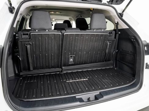 Used 2022 Toyota Highlander L image 27