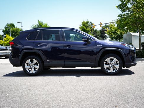 Used 2021 Toyota RAV4 XLE Premium AWD/4WD image 10