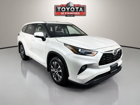 Certified 2026 Toyota Highlander XLE AWD/4WD image 1