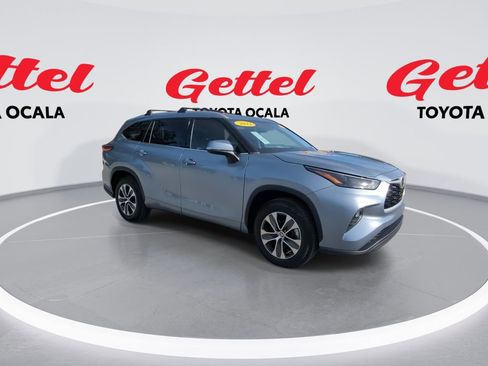 Used 2022 Toyota Highlander XLE image 2
