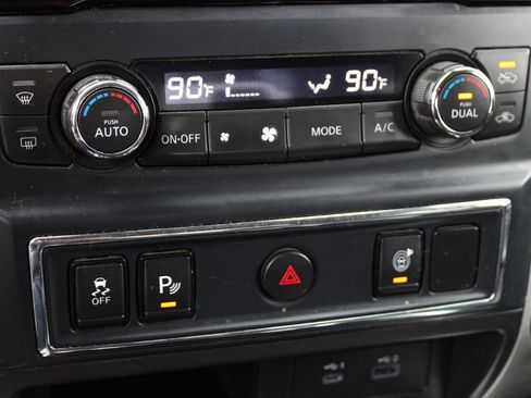 Used 2021 Nissan Titan SV w/ SV Convenience Package image 30