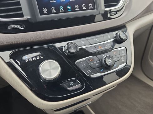 Used 2018 Chrysler Pacifica Touring-L image 29