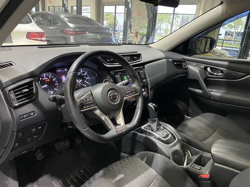 Used 2018 Nissan Rogue SV w/ Premium Package FWD image 2