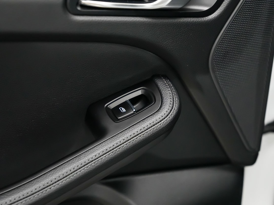 Certified 2024 Porsche Macan AWD/4WD image 15