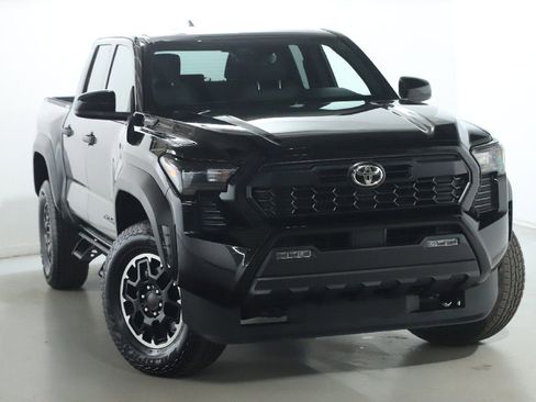 Used 2025 Toyota Tacoma TRD Off-Road AWD/4WD image 2