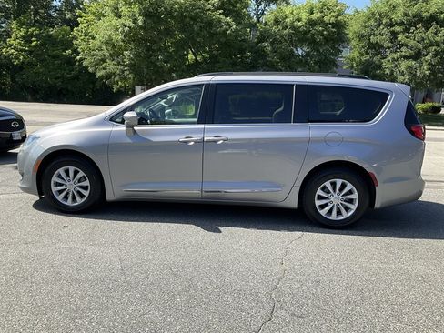 Used 2017 Chrysler Pacifica Touring-L FWD image 8