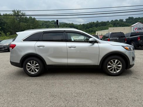 Used 2016 Kia Sorento AWD w/ LX Convenience Package image 4