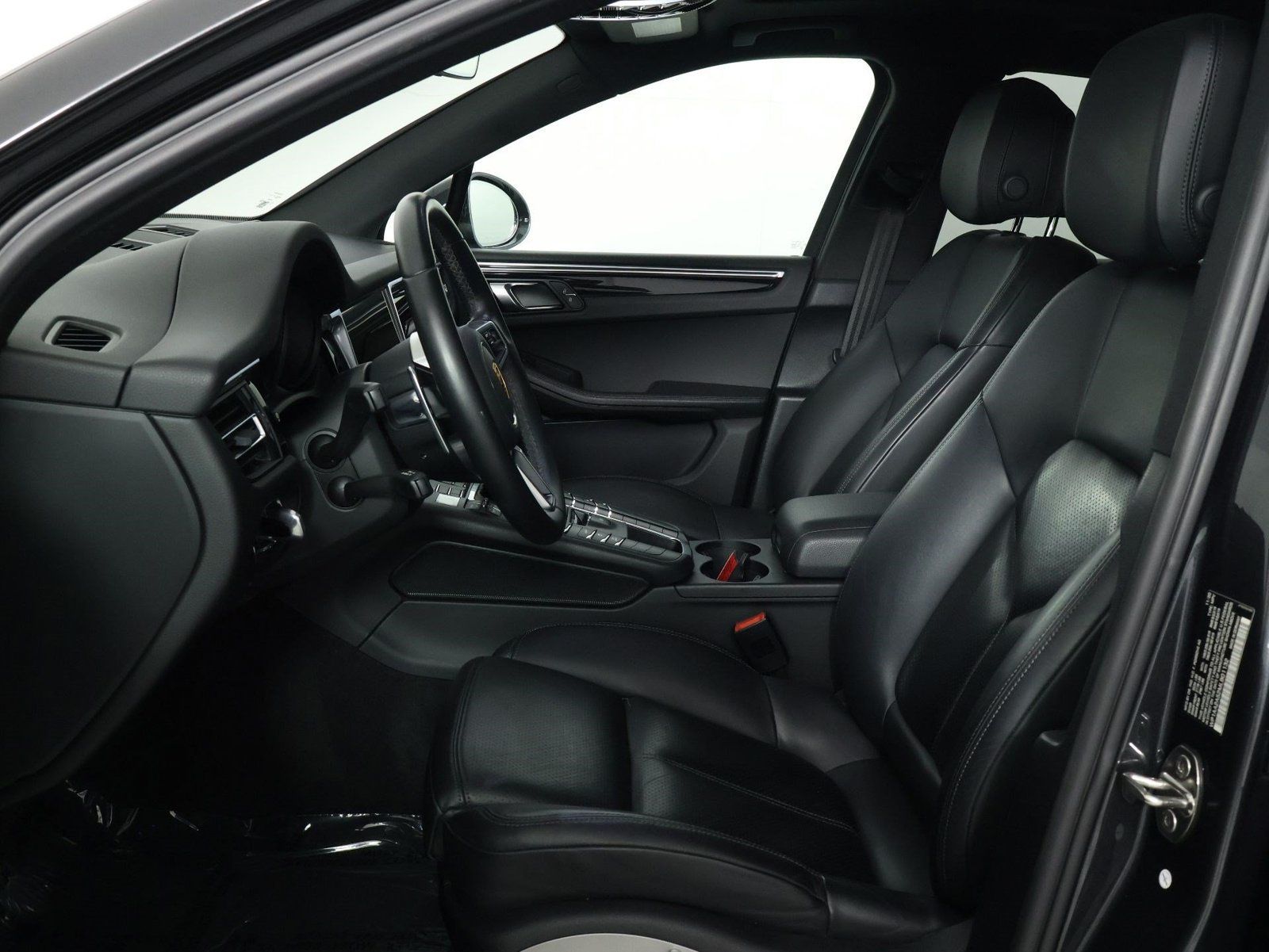 Certified 2021 Porsche Macan AWD/4WD image 5