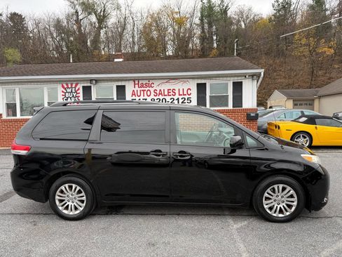 Used 2014 Toyota Sienna XLE image 3