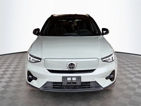 Used 2023 Volvo XC40 Recharge Plus image 2