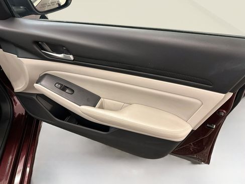 Used 2025 Nissan Altima 2.5 SV FWD image 32