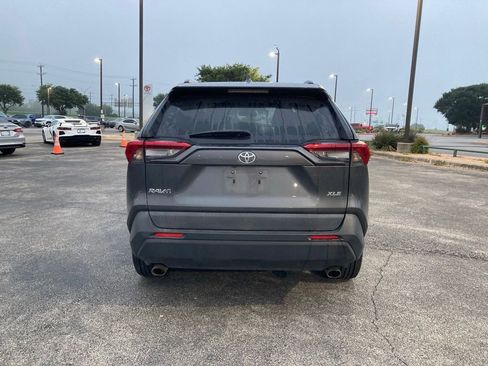 Used 2019 Toyota RAV4 XLE Premium FWD image 4
