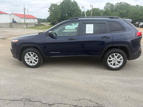Used 2016 Jeep Cherokee Sport AWD/4WD image 6