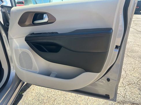 Used 2017 Chrysler Pacifica Touring-L w/ Tire & Wheel Group FWD image 27