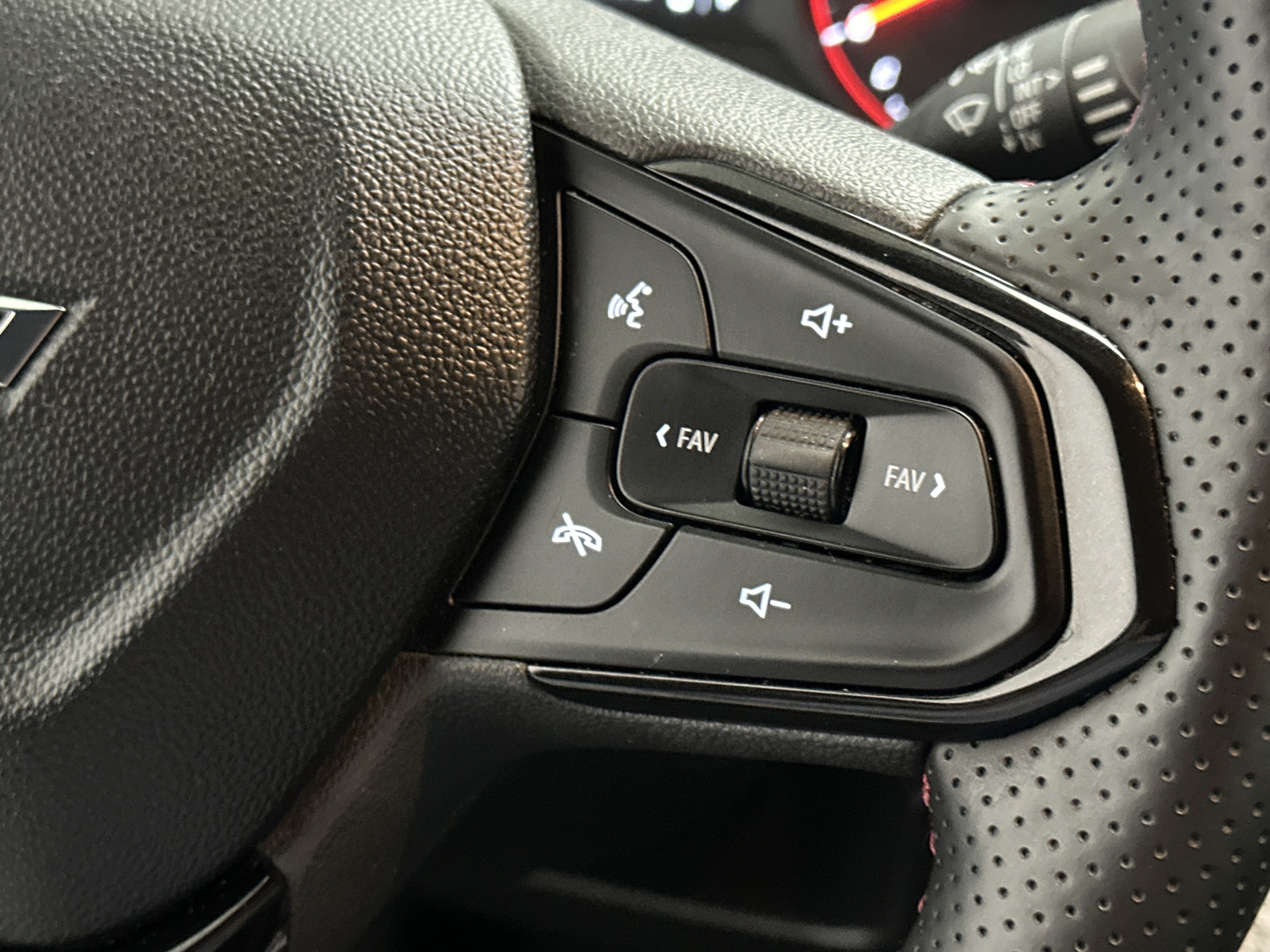 Used 2024 Chevrolet Trax RS w/ Driver Confidence Package FWD image 24