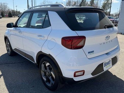 Used 2023 Hyundai Venue Limited image 3
