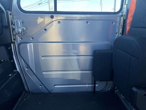 New 2025 Chevrolet Brightdrop 400 w/ Power Door Package image 12