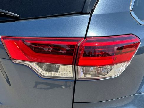Used 2017 Toyota Highlander XLE AWD/4WD image 49