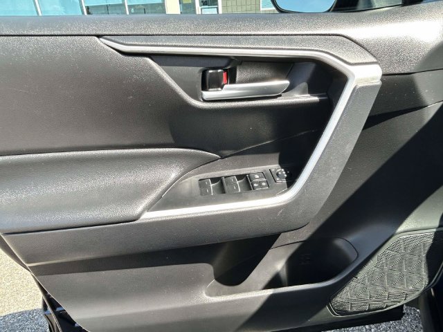 Used 2025 Toyota RAV4 XLE FWD image 24