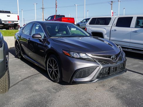 Used 2024 Toyota Camry SE image 2