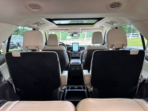 Used 2020 Ford Explorer Platinum w/ Premium Technology Package AWD/4WD image 36