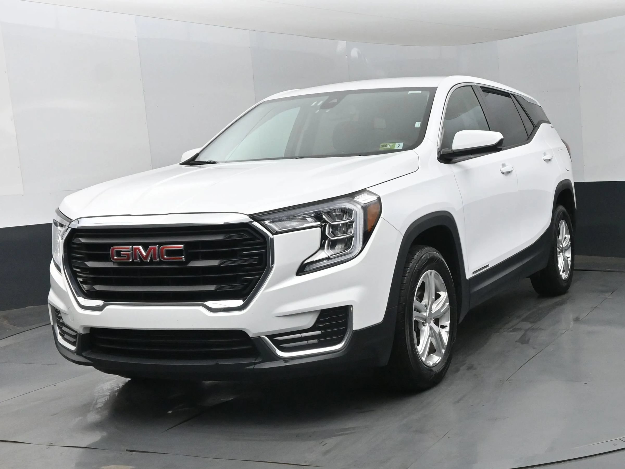 Used 2024 GMC Terrain SLE AWD/4WD image 1