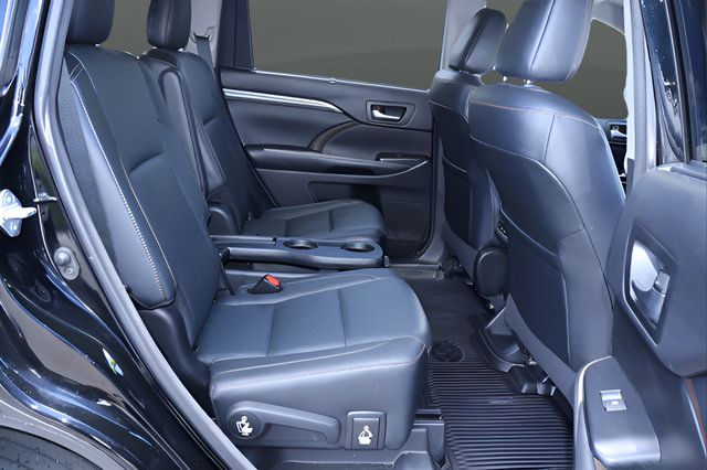 Used 2018 Toyota Highlander Limited Platinum AWD/4WD image 19