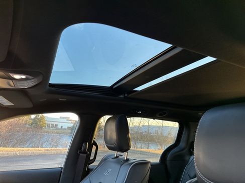 Used 2024 Chrysler Pacifica Limited w/ Uconnect Theater Family Group image 10