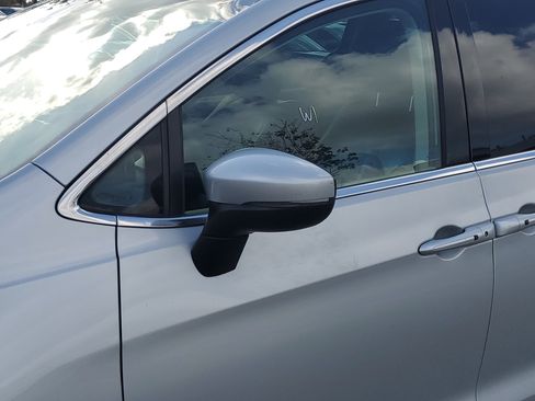 Used 2023 Chrysler Pacifica Touring-L image 10