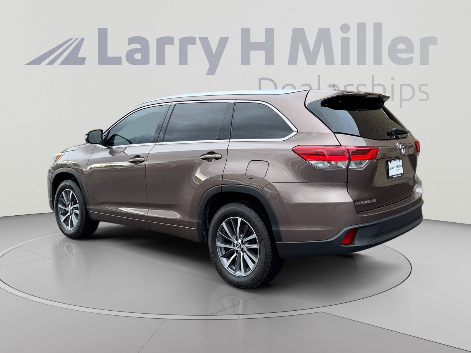 Used 2018 Toyota Highlander XLE w/ Carpet Mat Package (TMS) FWD image 3