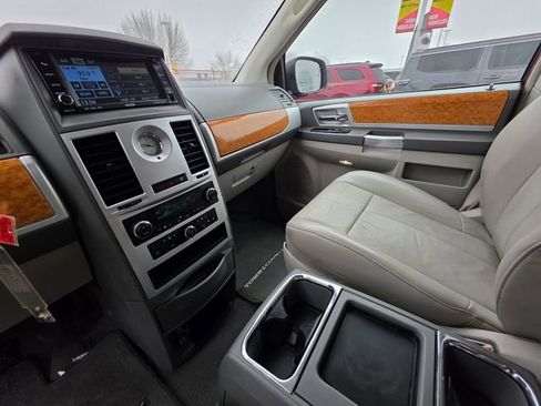 Used 2010 Chrysler Town & Country Limited w/ Trailer Tow Group FWD image 23