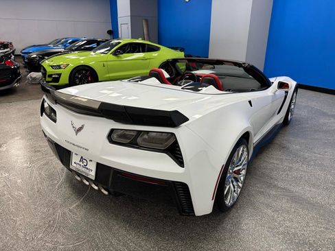 Used 2015 Chevrolet Corvette Z06 w/ 3LZ Preferred Equipment Group RWD image 9