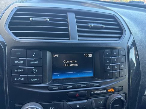 Used 2018 Ford Explorer XLT image 22