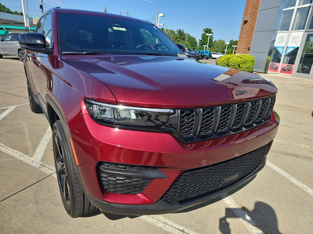 Used 2024 Jeep Grand Cherokee Altitude AWD/4WD image 3